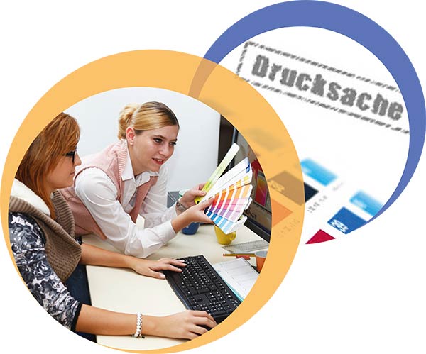 Mediengestalter bei der Arbeit mit Farbfächer
